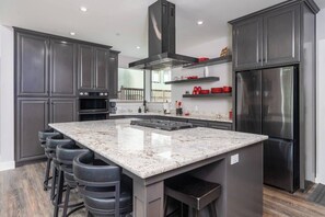 Kühlschrank, Mikrowelle, Ofen, Herdplatte