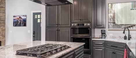 Refrigerador, microondas, horno, placa de cocina