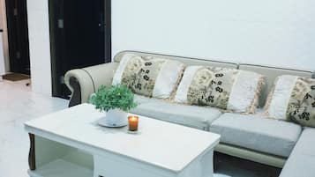 City Studio Suite, No Windows | Hypo-allergenic bedding, down duvets, pillow-top beds, soundproofing