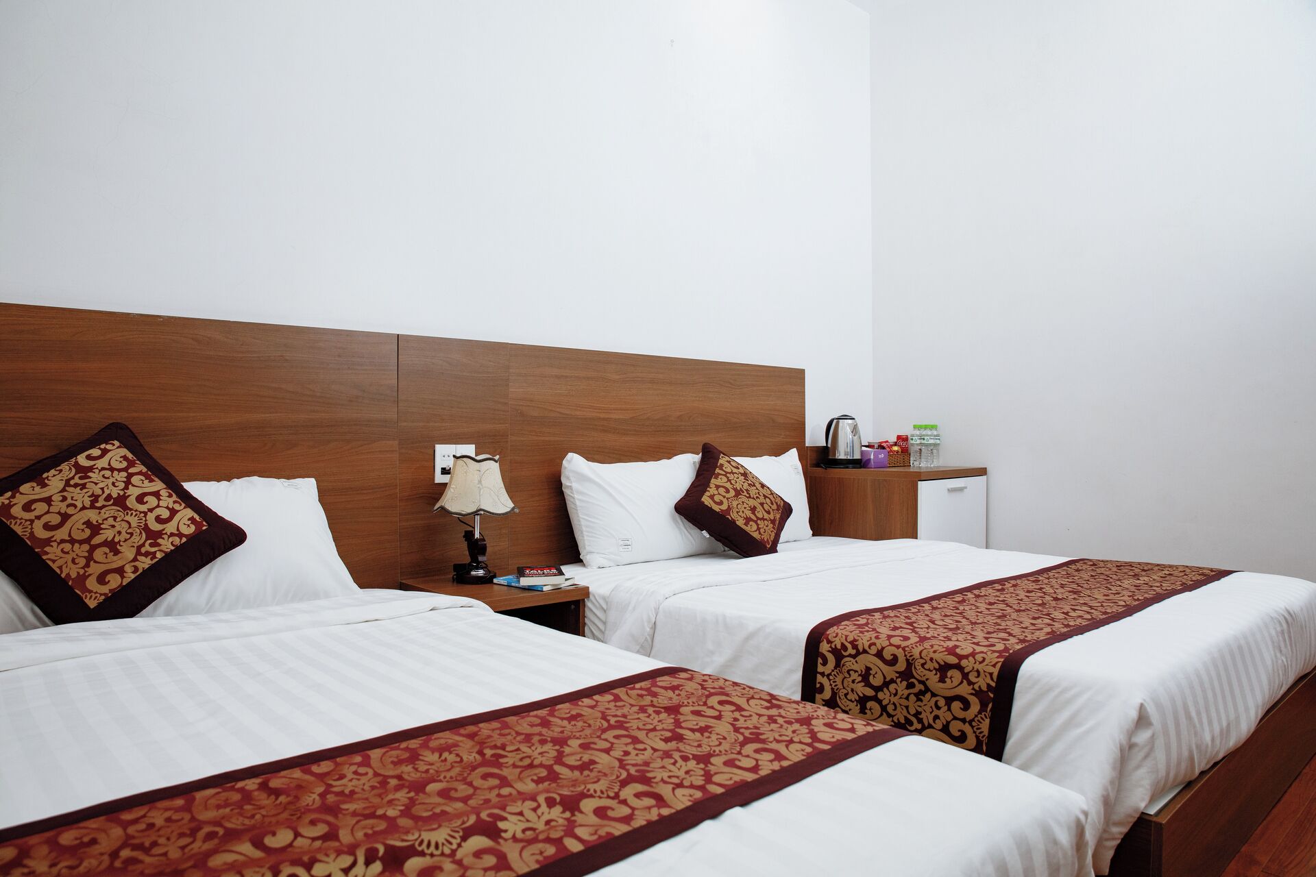 低刺激性寝具、羽毛の掛け布団、ピロートップベッド、防音設備