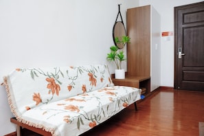 Deluxe Quadruple Room | Hypo-allergenic bedding, down comforters, pillowtop beds, soundproofing - Sky House Hotel (Da Lat)