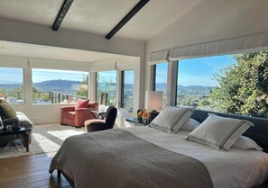 4 bedrooms, desk, iron/ironing board, WiFi