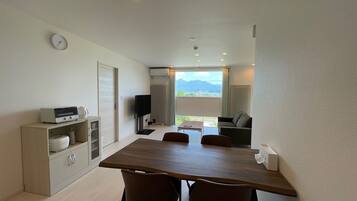 ファミリー アパートメント 2 ベッドルーム 禁煙 マウンテンビュー | リビング エリア | 薄型テレビ