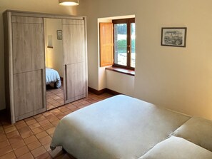 4 slaapkamers, een strijkplank/strijkijzer, wifi, beddengoed