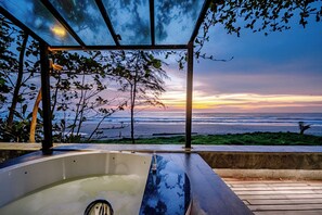 Badewanne und Dusche (separat), kostenlose Toilettenartikel