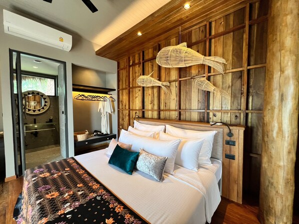 Un dormitorio con cama, mesita de noche y pared de madera con lámparas de luz tejidas.