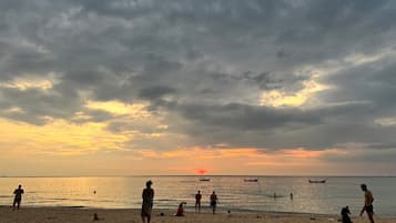 Di pantai, pasir putih