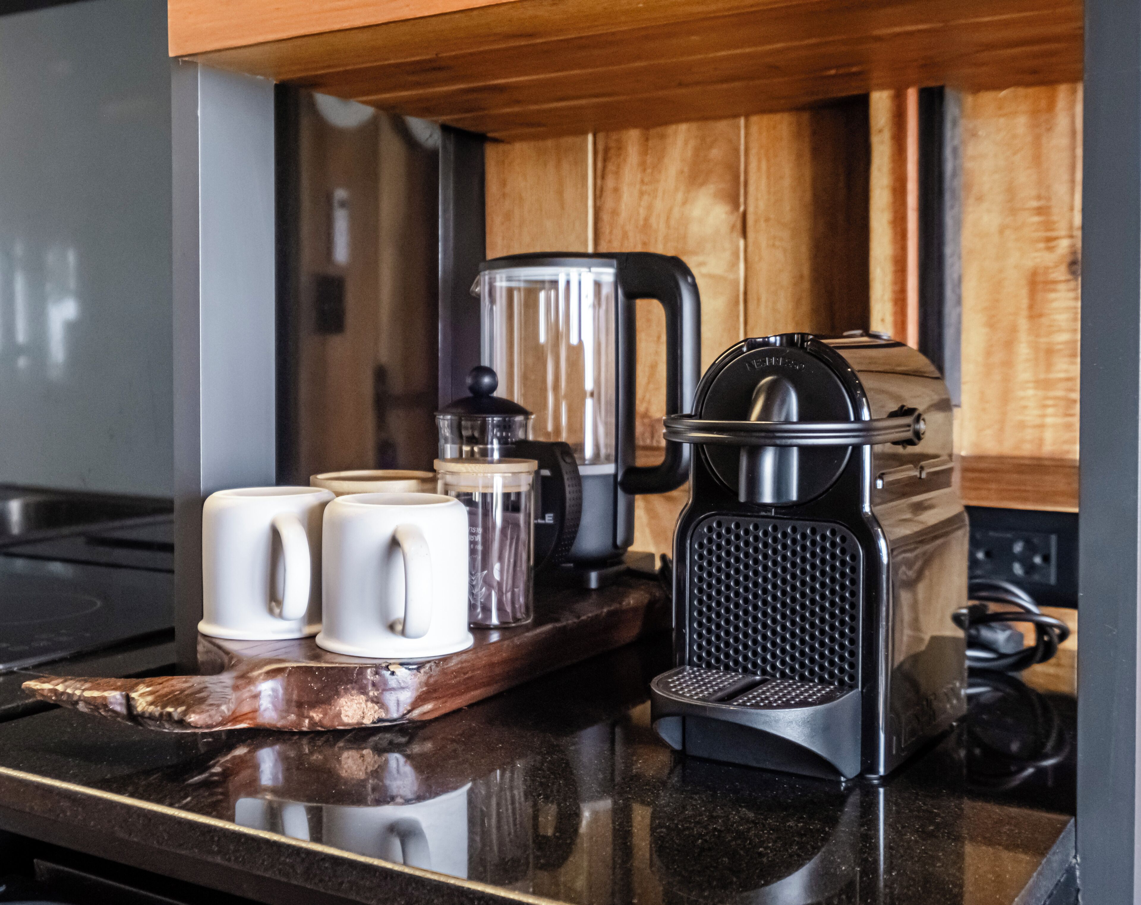 Cuina amb cafetera, molinillo i safata amb tasses.