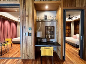 奢华别墅, 2 间卧室, 部分海景 | 客房内保险箱、特色装修、办公桌、遮光窗帘