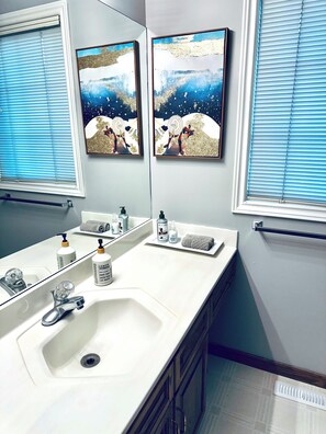 Een bubbelbad, een haardroger, handdoeken, zeep