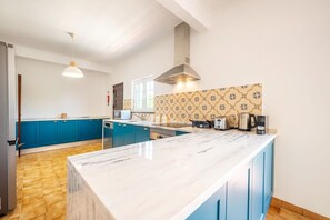 Kühlschrank, Mikrowelle, Ofen, Geschirrspüler