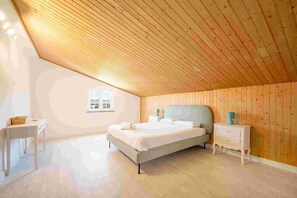 5 bedrooms, desk, iron/ironing board, Internet