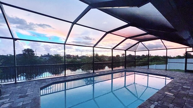 Una piscina interior con techo de cristal y vistas del paisaje circundante.