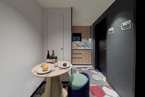Habitación, 2 habitaciones (Two of a Kind) | Zona de estar | Smart TV de 50 pulgadas con canales digitales