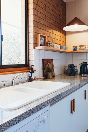 Kjøleskap, mikrobølgeovn, ovn og kokeplater