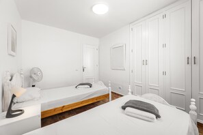 2 bedrooms, free WiFi, bed sheets - La Casa de Tara: Tu Refugio de Sol y Mar en Playa Honda (Playa Honda)