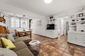 TV - La Casa de Tara: Tu Refugio de Sol y Mar en Playa Honda (Playa Honda)