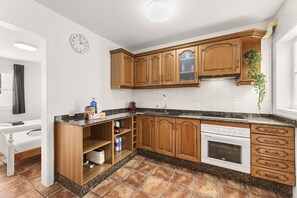 Kjøleskap, mikrobølgeovn, ovn og kaffetrakter/tekoker