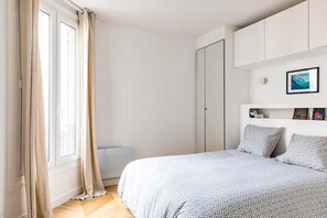 2 quartos, escrivaninha, acesso à internet, roupa de cama