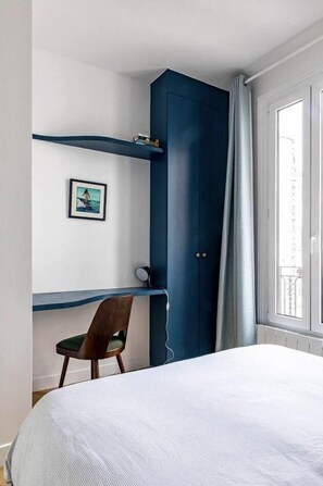 2 bedrooms, desk, Internet, bed sheets
