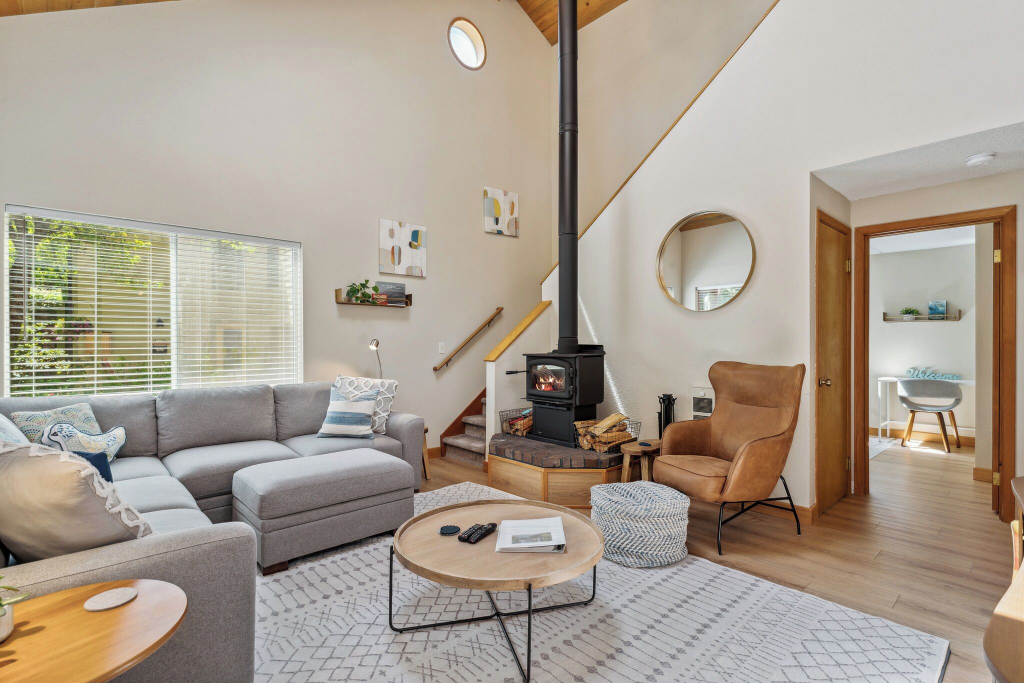 Een smart-tv, een open haard en boeken