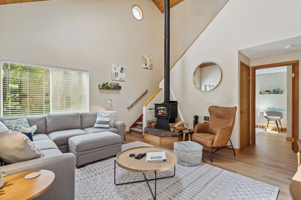 Smart-tv, een open haard en boeken