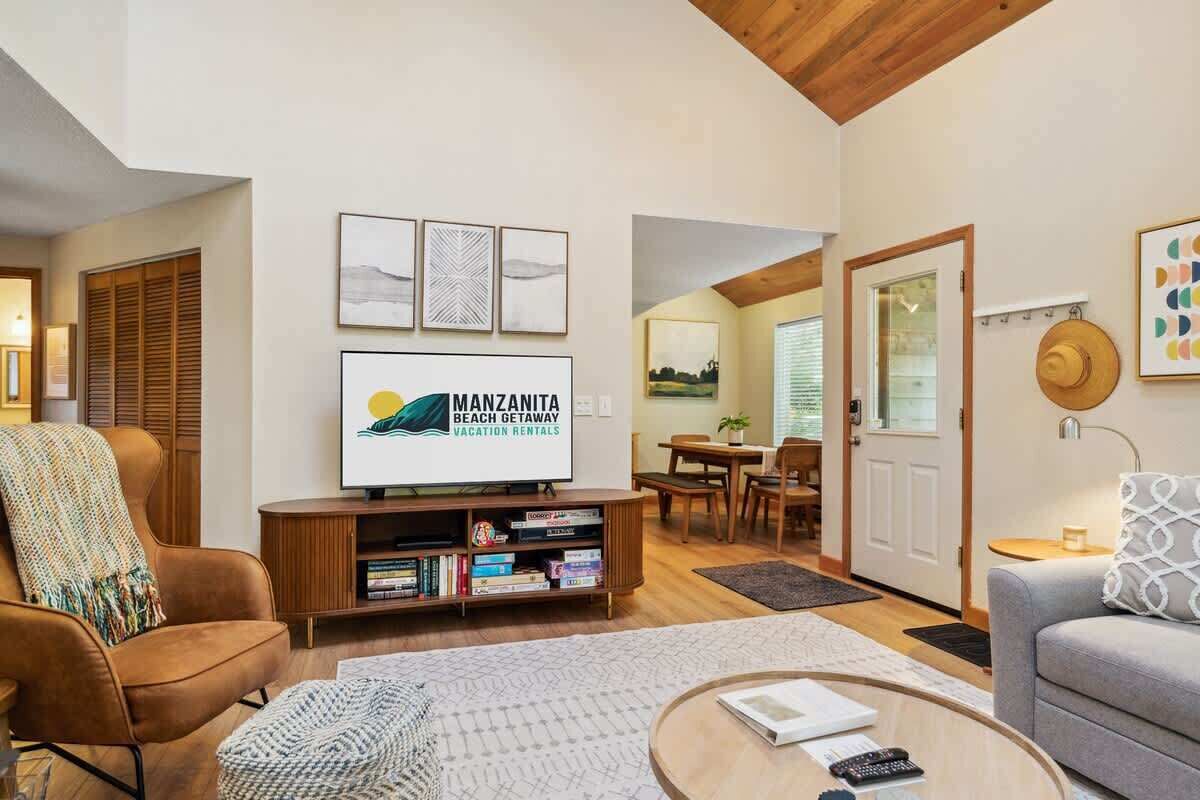 Smart TV, chimenea y libros 