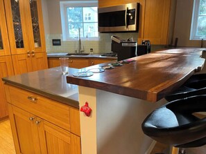 Kühlschrank, Mikrowelle, Herdplatte, Wasserkocher mit Kaffee-/Teezubehör
