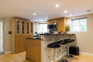 Frigorifero, microonde, piano cottura, macchina per tè/caffè