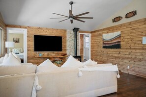 4 bedrooms, desk, free WiFi, bed sheets
