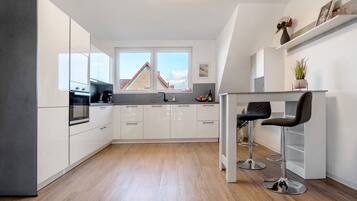 Kühlschrank, Mikrowelle, Ofen, Herdplatte