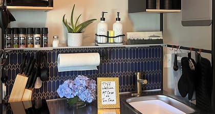 Mi Casa Su Casa by the sea..Cozy 1 bedroom guest suite in Newport with WiFi, AC