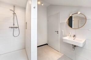 Douche, sèche-cheveux, serviettes fournies