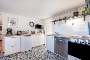Fridge, microwave, oven, stovetop - Apartment 'Ferienhaushälfte Haus Rostock' with Terrace, Garden and Wi-Fi (Bondelum)