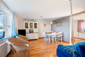 TV - Apartment 'Ferienhaushälfte Haus Rostock' with Terrace, Garden and Wi-Fi (Bondelum)