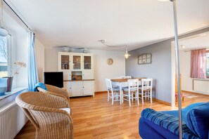 TV - Apartment 'Ferienhaushälfte Haus Rostock' with Terrace, Garden and Wi-Fi (Bondelum)