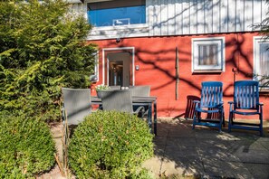 Outdoor dining - Apartment 'Ferienhaushälfte Haus Rostock' with Terrace, Garden and Wi-Fi (Bondelum)