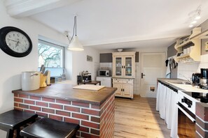 Fridge, microwave, oven, stovetop - Apartment 'Room 24' with Terrace, Garden and Wi-Fi (Behrendorf)