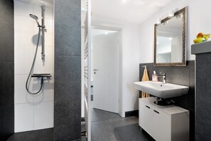 Suihku, hiustenkuivaaja, pyyhkeet