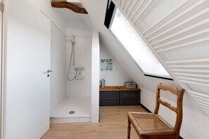 Shower, hair dryer, towels - Apartment 'Nij-Room24' with Garden and Wi-Fi (Behrendorf)