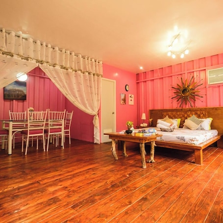 Free WiFi, bed sheets. Queens English Garden & Strawberry Farm