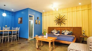 Family Room, 1 King Bed | Free WiFi, bed sheets