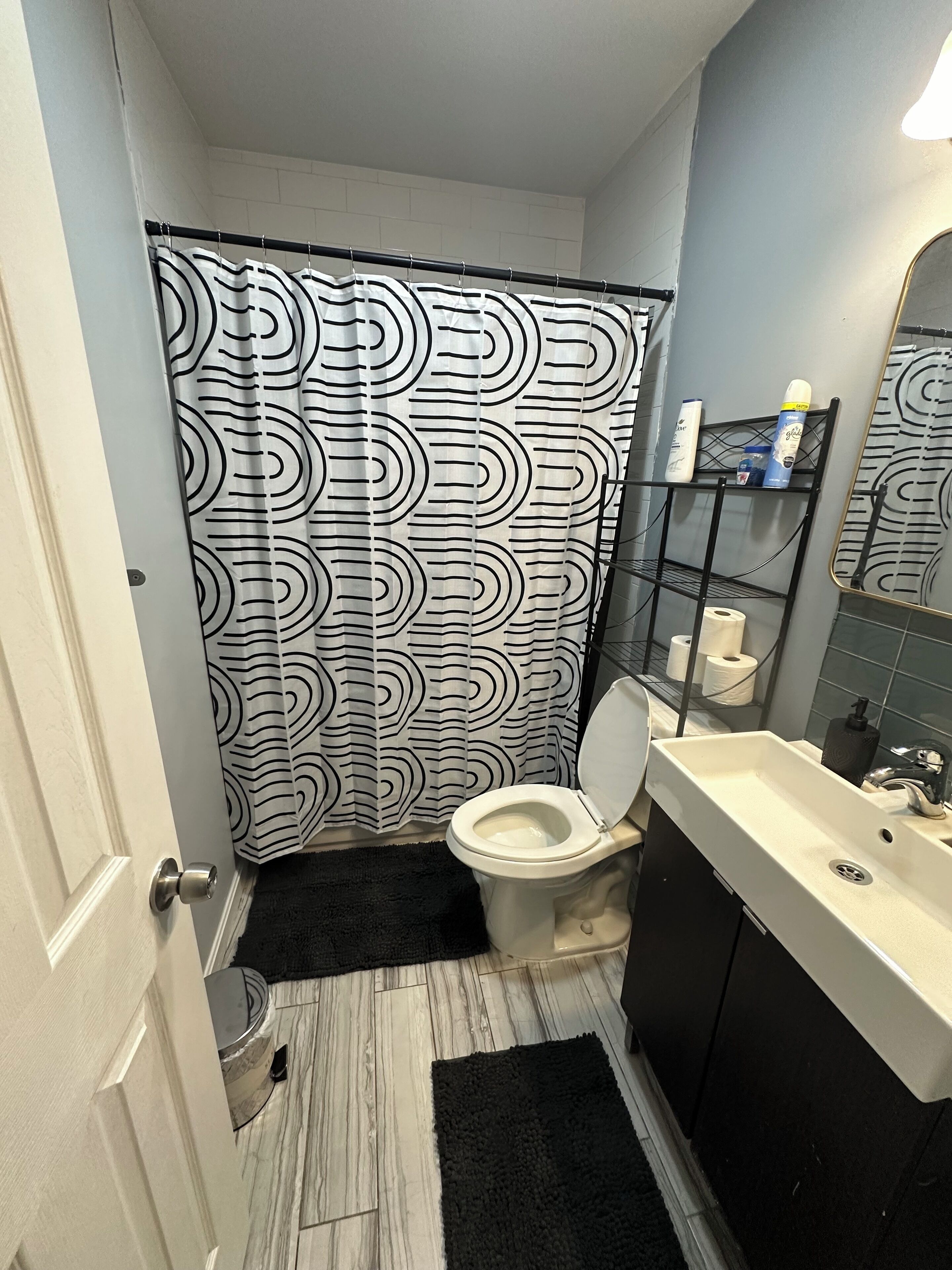 8 guest 3BR-1BA, One king , one Queen , One Full  beds and  sofa bed