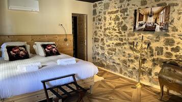 1 bedroom, travel cot, free WiFi, bed sheets