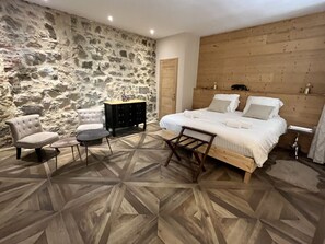 1 bedroom, travel crib, free WiFi, bed sheets - Le 19 - Patio Room 34m2 | Historic Center | Air Conditioning (Langeac)