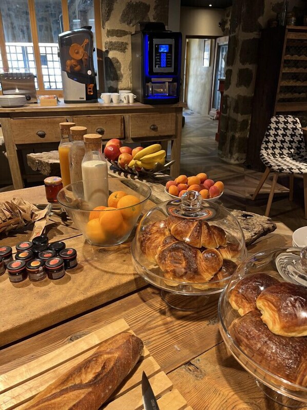 Dining - Le 19 - Patio Room 34m2 | Historic Center | Air Conditioning (Langeac)