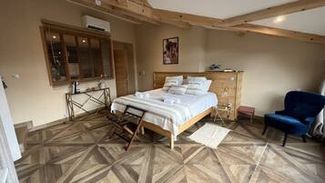1 bedroom, travel cot, free WiFi, bed sheets
