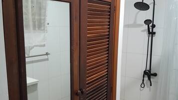 تجهيزات دش، مناشف، صابون، ورق حمّام