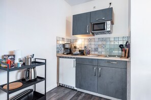 Fridge, microwave, stovetop, coffee/tea maker