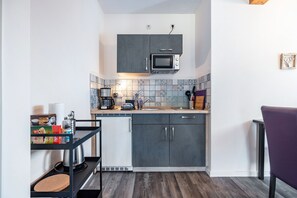 Fridge, microwave, stovetop, coffee/tea maker